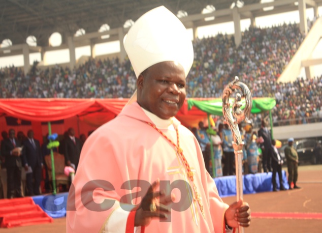 Mgr Nzapalaïnga au Complexe sportif Barthélemy Boganda pour sa première messe dans le costume de Cardinal