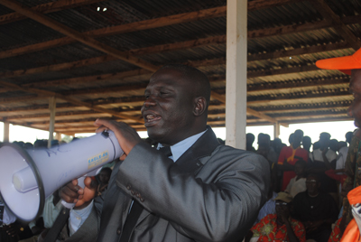 le préfet Ngaya de la Sangha Mbaéré prononçant son discours.jpg