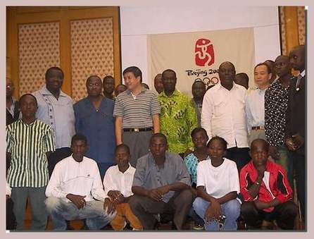 photo de famille lors de la réception de la délégation centrafricaine aux jeux olympiques par l'ambassadeur de Chine (ph. Yaka MAïde/Acap)