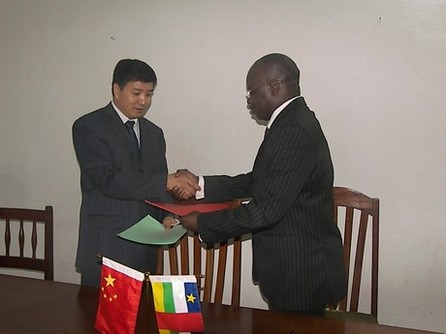 Echange de documents entre le ministre de Cyriaque Gonda et l'ambassadeur Shi Hu (Ph Yaka Maïde/Acap).