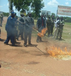 François Bozizé lors de la mise à feu des armes récupérées par le PRAC (photo Biongo/Acap)