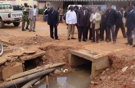 Faustin Touadéra (à droite) lors d'un arrêt sur l'avenue Boganda en compagnie du ministre de l'Equipement (photo Yaka Maïdé/Acap)