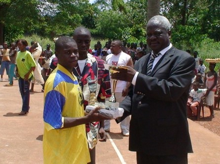 Le ministre Ambroise Zawa remettant les Trophées