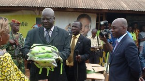Le ministre de l'Education nationale Ambroise Zawa receptionnant les kits scolaires (ph. G. Kobadobo/Acap)