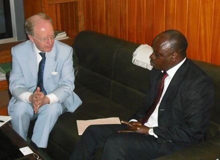 M. Jean Gauls à gauche, M. Cyriaque Gonda, ministre de la Communication à droite, Photo-ACAP/Lamba