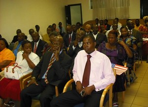 des téléspectateurs disciplinés suivent les commentaires à l'ambassade des Etats-Unis à Bangui
