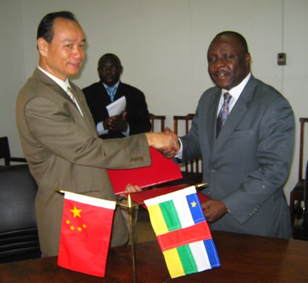 M. Gu Zheng You et le ministre d'Etat Sylvain Maliko, après la signature du document, Phot-Acap/ Sélékon