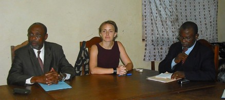 M. Philémon Dérant Lakoué (à gauche), Mme Hélène Cron (au milieu); Photo-ACAP/Gbagbo