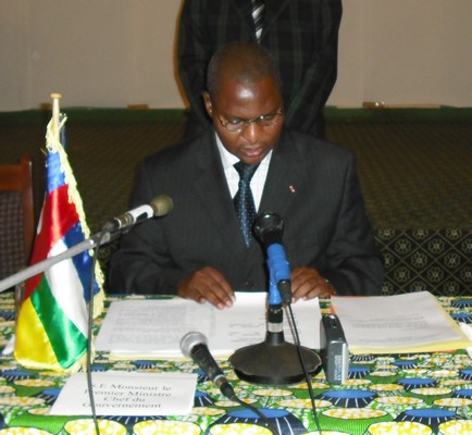 Le premier ministre, le Professeur Faustin Archange Touadéra ouvrant la revue, Photo-ACAP/Soupou