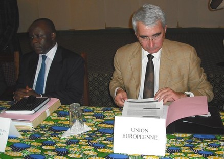 Le ministre d'Etat à l'Economie Sylvain Maliko (à gauche), L'ambassadeur de UE Jean-Claude Esmieu (à droite) lors de la conférence de presse