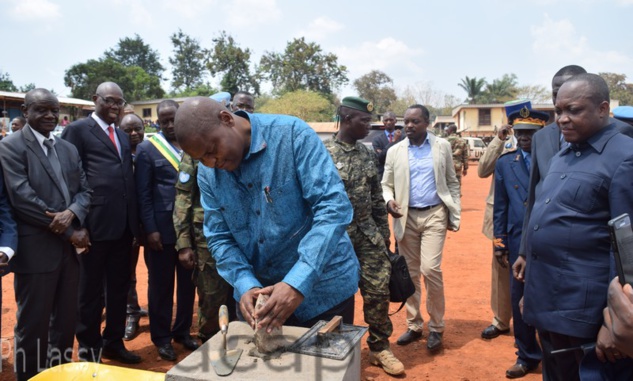 Le Président Touadéra pose la première pierre de la plateforme multisectorielle de M'baïki