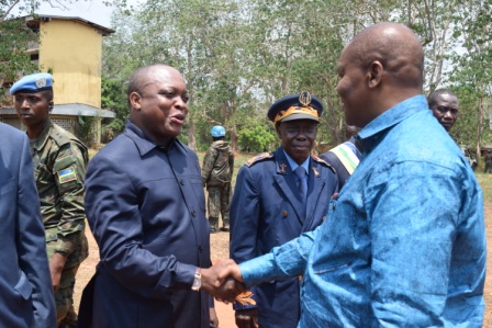 Flavien M'bata (g), avec le Président Touadéra le 27 février 2017 à M'baïki Flavien M'bata (g), avec le Président Touadéra le 27 février 2017 à M'baïki