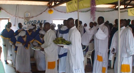 Un culte d’action de grâce en faveur du cinquantenaire de la RCA à l’Eglise Christianisme Céleste de Bangui. Un culte d’action de grâce en faveur du cinquantenaire de la RCA à l’Eglise Christianisme Céleste de Bangui.