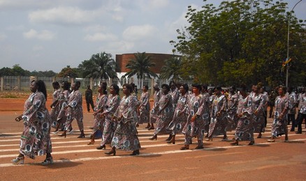 Le personnel du minitère de la Communication exécutant les pas de défilé, Photo-Acap/Soupou