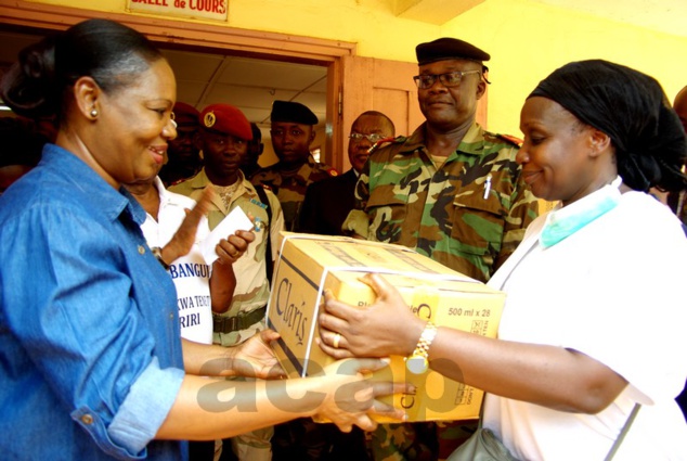 Marguerite Touadéra remet un lot de médicaments à l’Association centrafricaine des épouses de militaires 