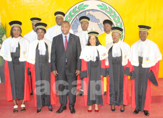 Le Président Touadéra entouré des membres de la Cour constitutionnelle