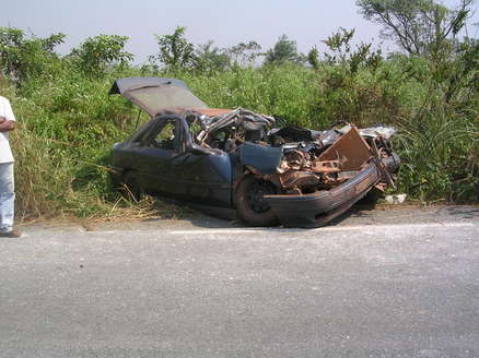 Vue de l'épave du véhicule où se trouvait Me Goungaye Wanfiyo (photo Dr. N. Komas)