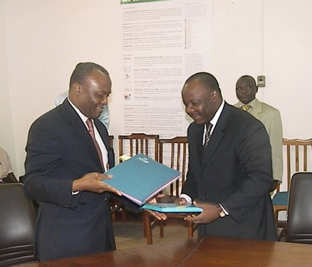 Les signataires échangeant le document, Photo-ACAP/Soupou