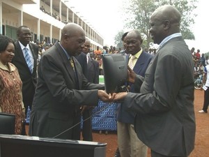 Centrafrique : Don de matériel informatique et de laboratoire du groupe Ecobank au lycée Boganda.