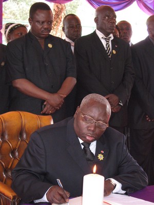 Le président de l'Assemblée nationale signant le livre de condoléances