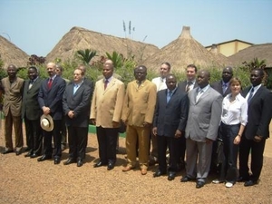 photo de famille du Premier ministre Touadéra avec une partie des séminaristes (photo Acap/Ngbanga)