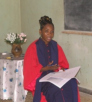 Une des 8 candidates au titre de docteur en médecine lors de sa prestation devant le jury (Photo Acap/Biongo)