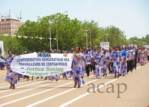 séquence du défilé du 1er mai sur l'avenue des Martyrs