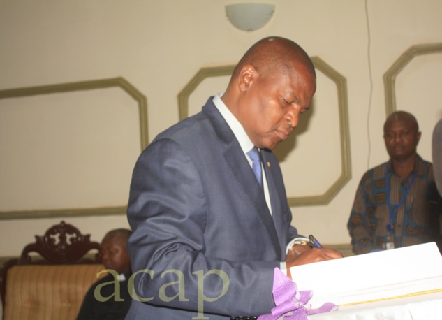 Faustin Archange Touadéra signant le livre des condoléances à la cathédrale Notre Dame de Bangui