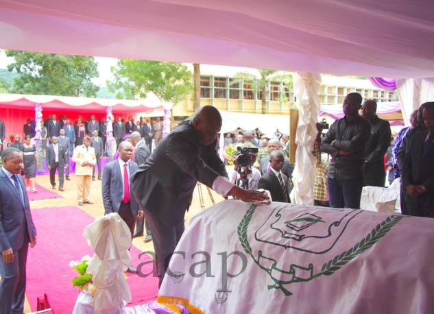 Le Président Touadéra sur le cercueil du professeur Bobossi