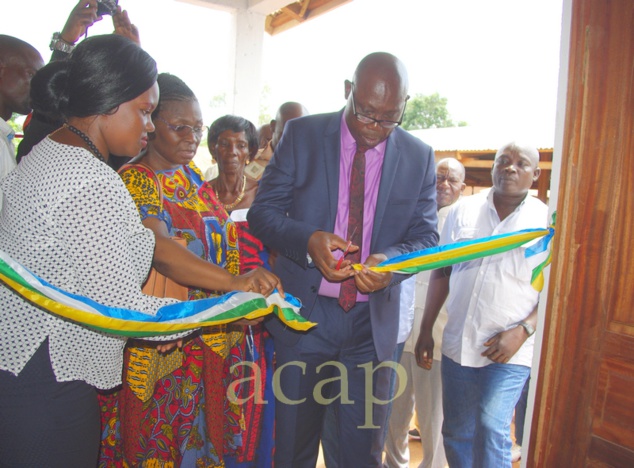 Félix Moloua inaugurant un centre multifonctionnel
