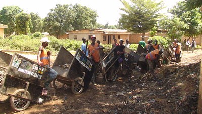 scène d'enlèvement d'ordures à l'occasion de la journée mondiale de l'environnement (photo Acap/Koutou)