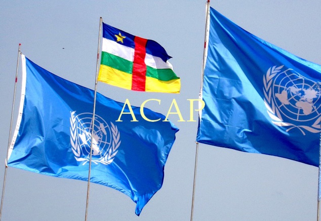 Les étendards des Nations Unies et de la République Centrafricaine flottant ensemble