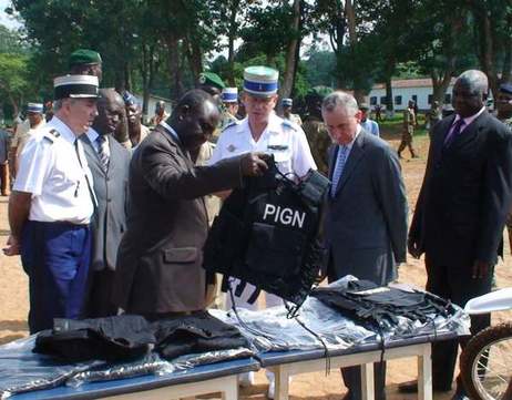 Centrafrique : l’ambassade de  France  remet des lots de matériels à la gendarmerie