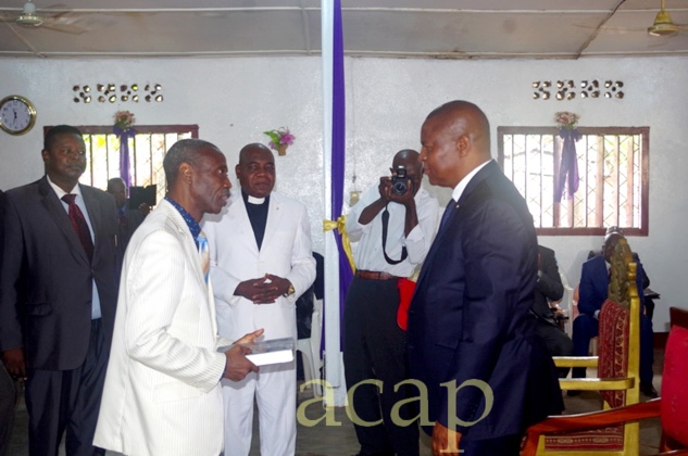 Le révérend Pasteur Etienne Kotokoa remettant une bible au Président Faustin Archange Touadéra