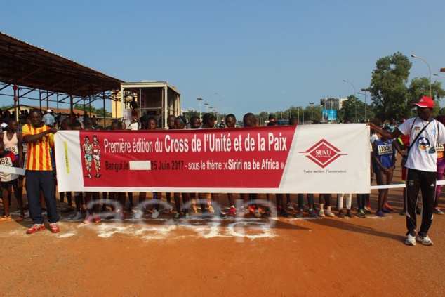 Les participants au cross du 25 juin à travers les rues de Bangui