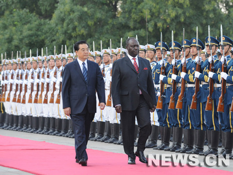 Le président François Bozize et son homologue Chinois Hu Jintao passent les troupes en revue (ph. CN News)