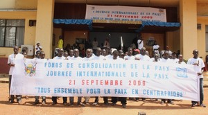 une trentaine de jeunes gens déploient une banderole devant la maison de Radio Centrafrique (photo Koutou/Acap)