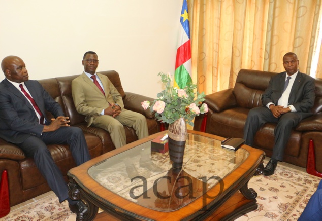 Le Chef de l'Etat (dr.) avec le Directeur général par intérim de Shelter Africa Center (g.) et le ministre de l'Habitat Le Chef de l'Etat (dr.) avec le Directeur général par intérim de Shelter Africa Center (g.) et le ministre de l'Habitat