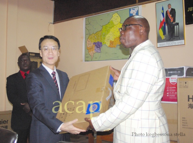 L'Ambassadeur Mah Fuling et le Ministre Félix Moloua