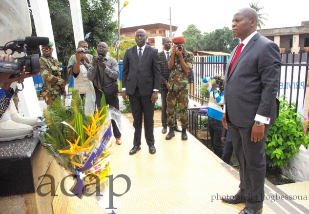 Le président Touadéra au pied du monument Boganda le 13 août 2017