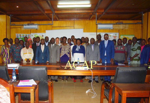 Photo de famille de la Ministre Arlette Sombo-Dibélé avec les délégués