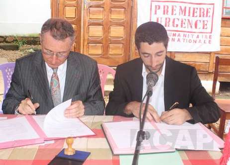 M. Jean Pierre Vidon et M. Kian Abbassian paraphant les documents (ph. Koutou/Acap)