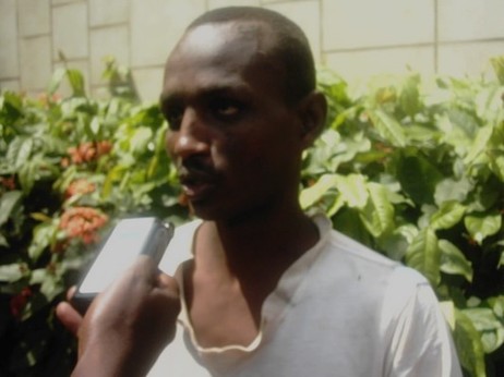 M. Chakir Djibrine qui utilise le yaourt pour avoir ces victimes, Photo-Acap-SOUPOU