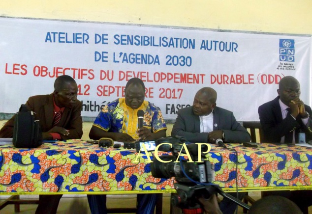 Une vue de la tribune officielle de l'atelier