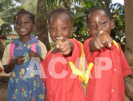 Roxane et les jumeaux Jordia et Jordy de Centrafrique (Ph. Yaka Maïde/Acap)