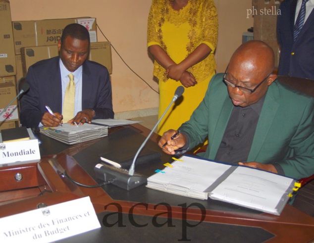 Ahmadou Moustapha Ndiaye et Félix Moloua lors de la signature de l'accord