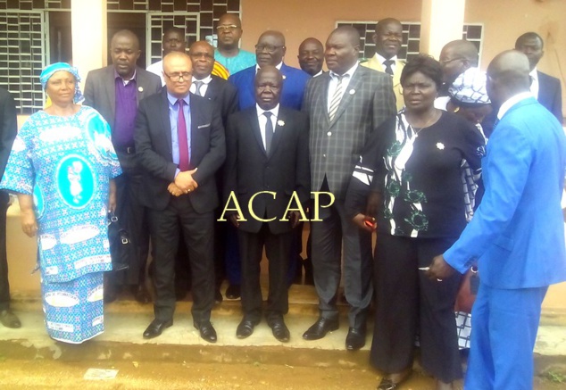Photo de famille du ministre Kamach (métis avec cravate violette) avec les parlementaires