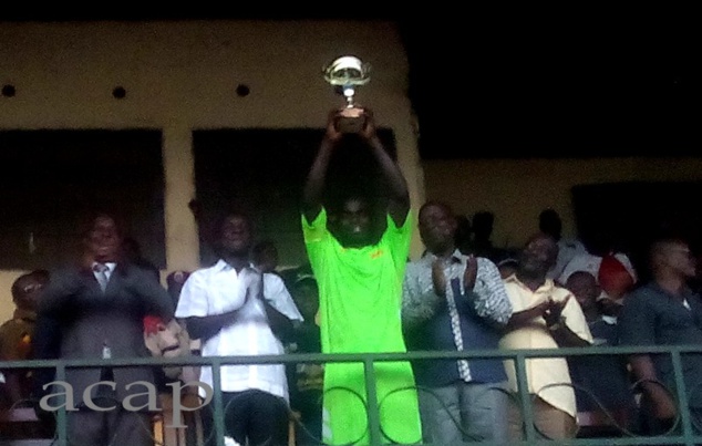 Le capitaine de SCAF brandissant le trophée