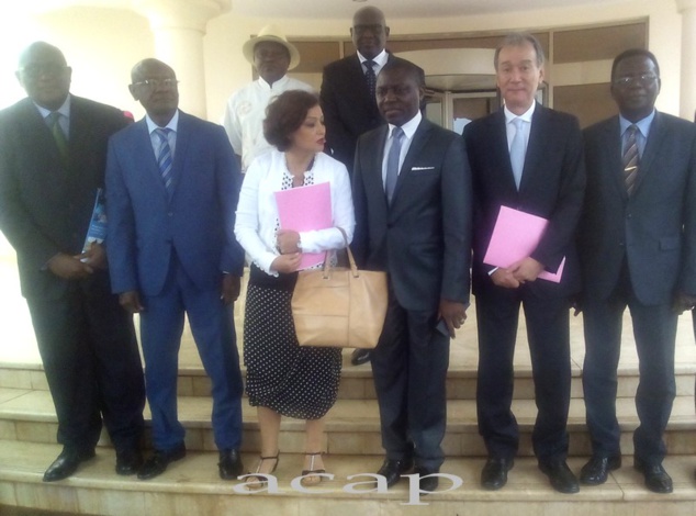 photo de famille après la signature
