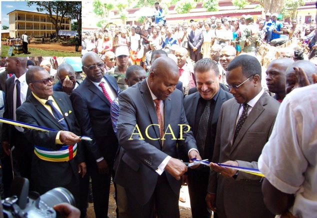 Coupure du ruban symbolique au Lycée technique de Bangui, en médaillon, une des réalisations, R+2